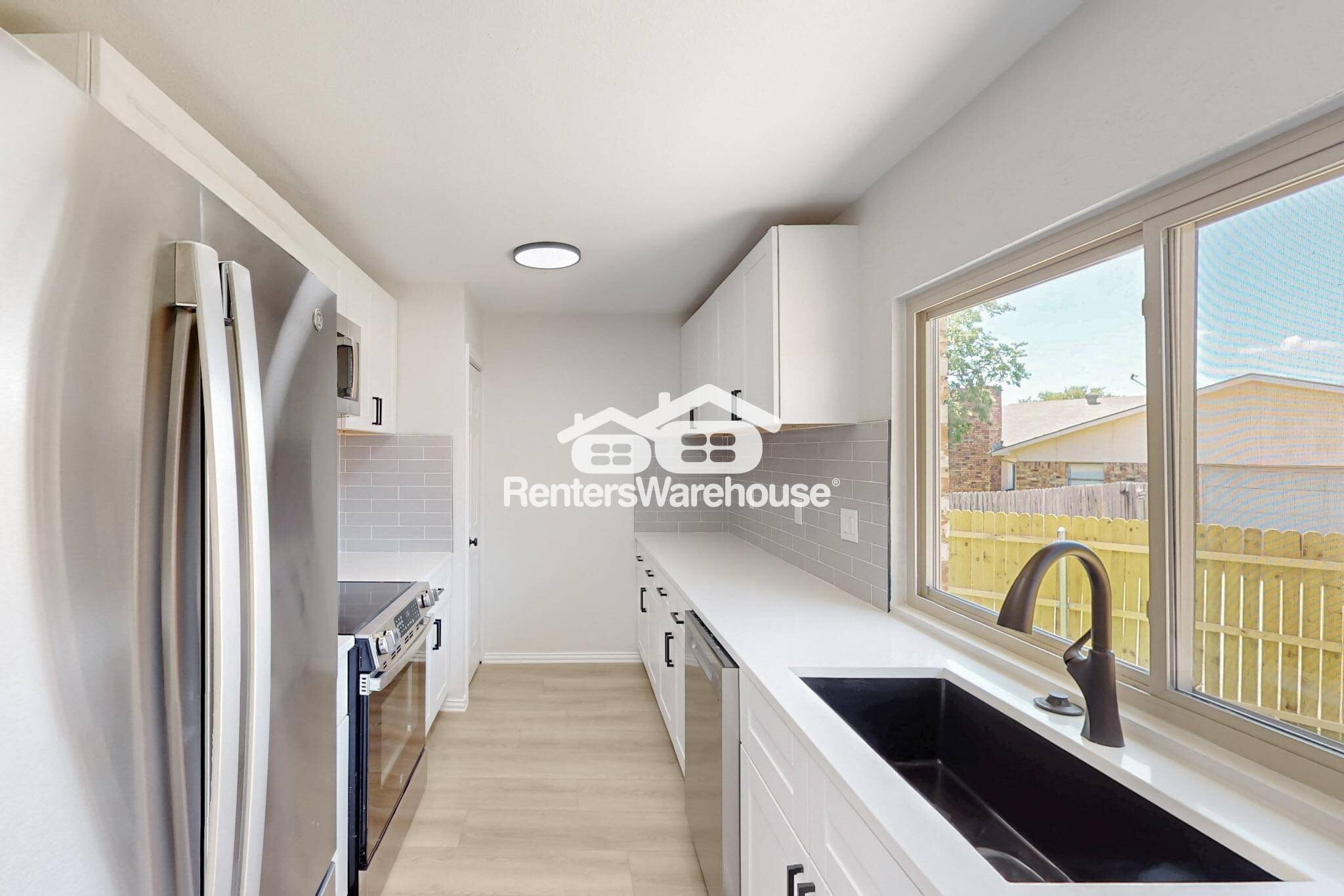 Building Photo - 6407 Green Oaks Dr
