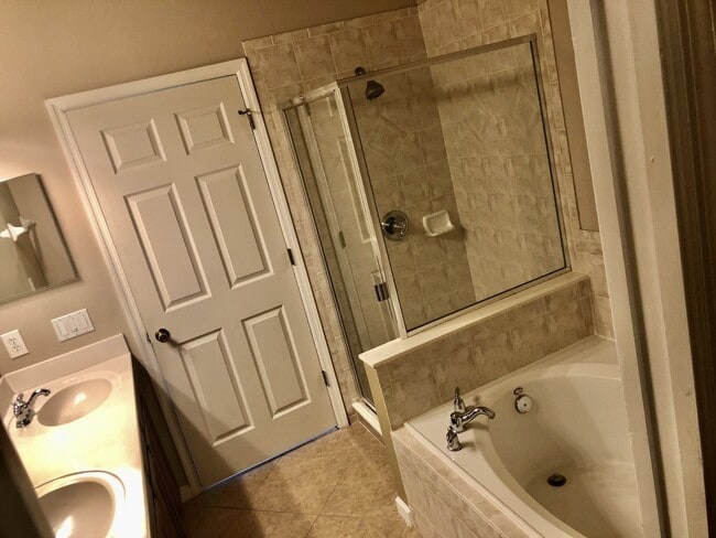 Building Photo - A gorgeous 4 Bedroom 2.5 Baths For Rent