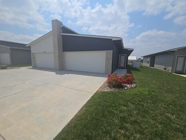 Primary Photo - 2143/45 S Thatcher Cir