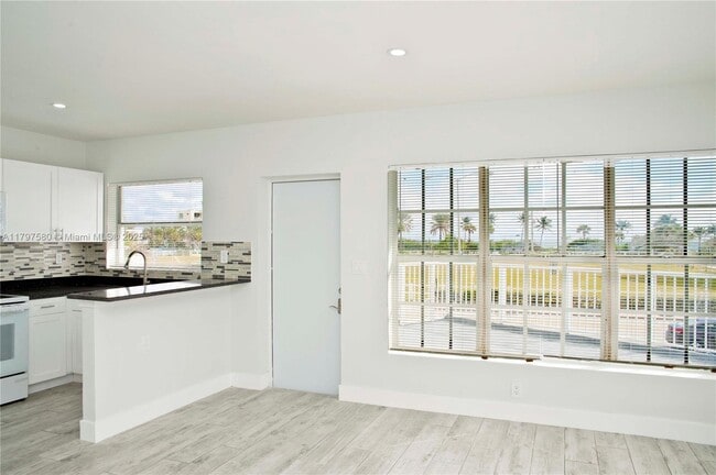 Building Photo - 4105 N Ocean Dr