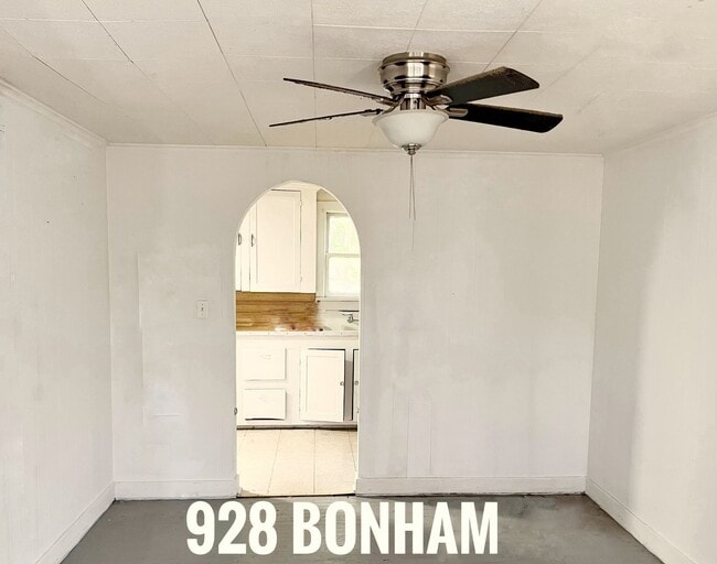 Primary Photo - 928 S Bonham above garage apartment 1/2 of...
