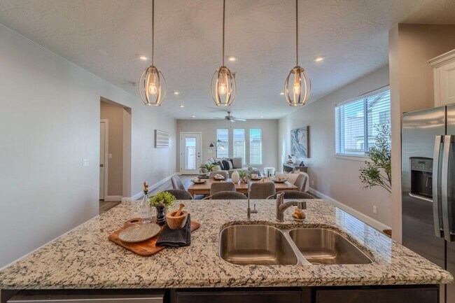 Building Photo - Beautiful 3 bed 2 bath Desert Color Home! ...