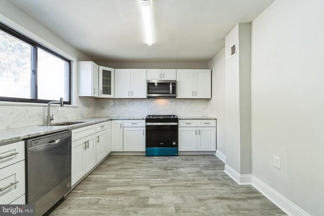 Building Photo - 382 Martin St