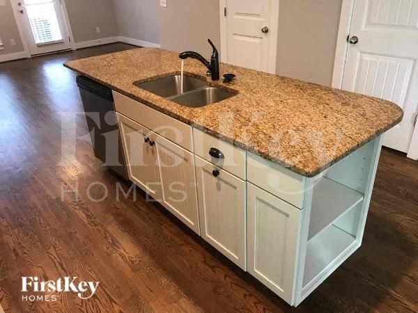 Building Photo - 356 Spring St