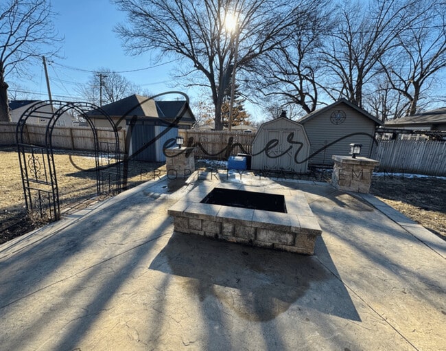 Building Photo - 615 SE Douglas St