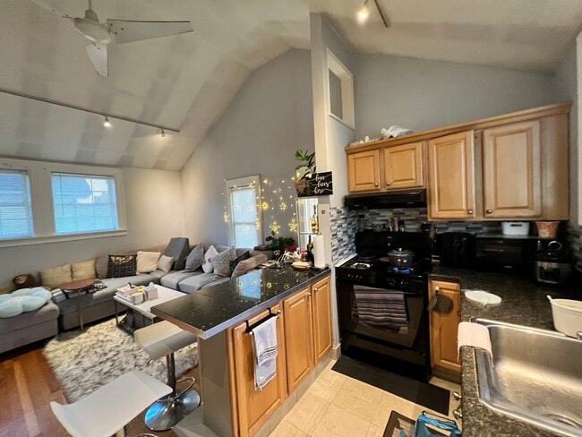 Building Photo - 45 Lincoln St