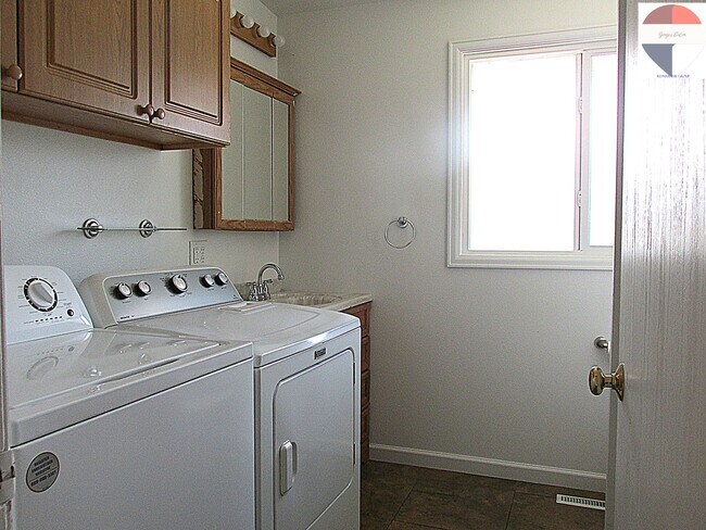 Building Photo - 2925 Windsor Pl