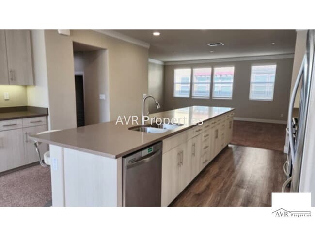 Building Photo - Beautiful Dublin townhome with fantastic kitchen