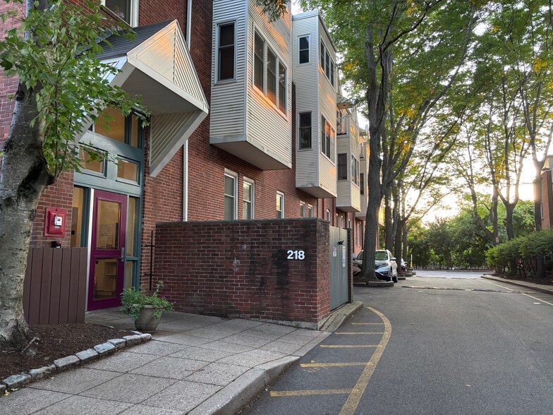 Building Photo - 218 Thorndike St