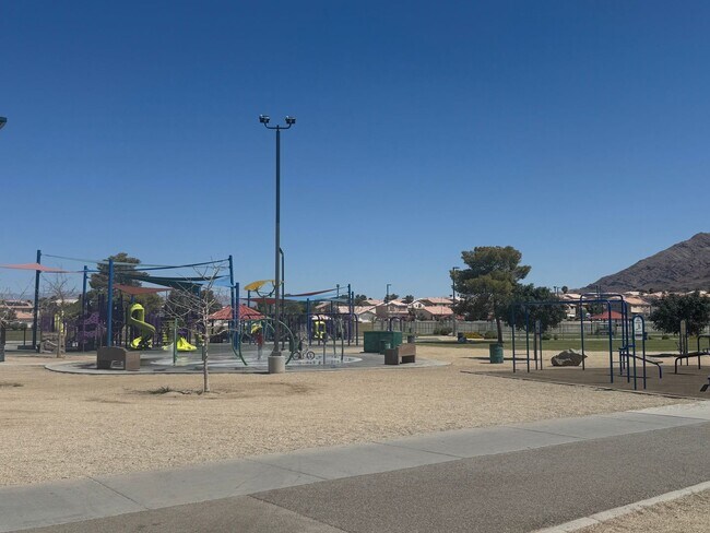 Building Photo - Great townhome in gated community, 3brs, 2bth, 2cg