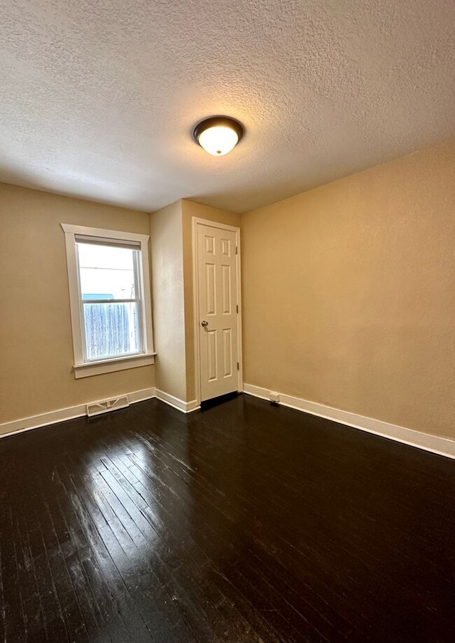 Building Photo - 2 Bedroom 1 Bath Duplex Available Mid Augu...