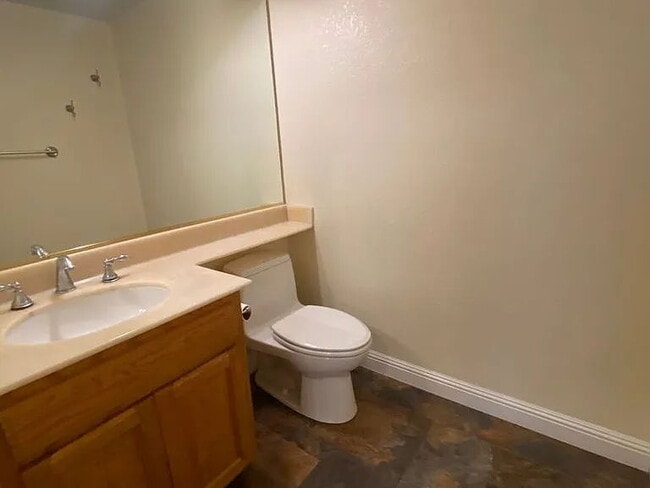 Building Photo - Well Kept 3 Bedroom, 2.5 Bath Home in High...
