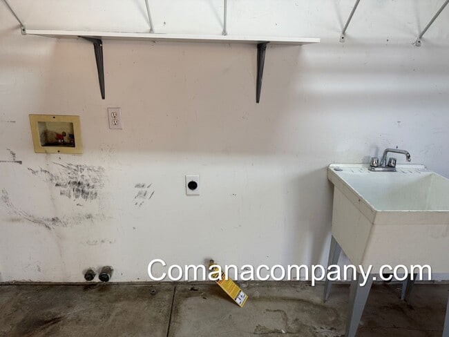 Building Photo - Gorgeous, spacious 3BR/2BA w views, yard, ...