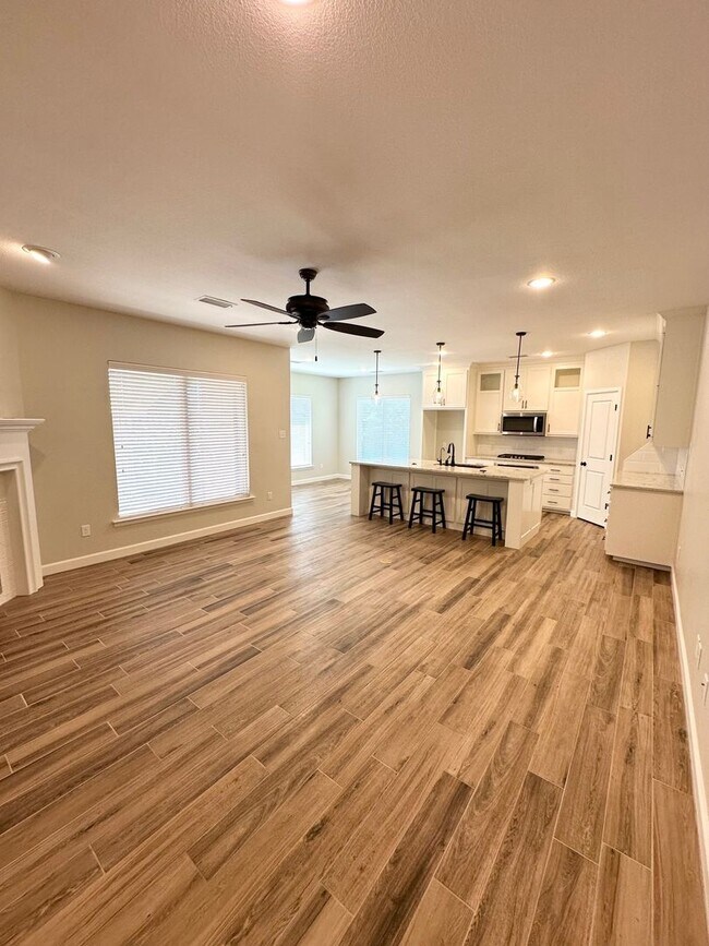 Building Photo - Stunning 3 Bed 2 Bath Ready To Rent ASAP!