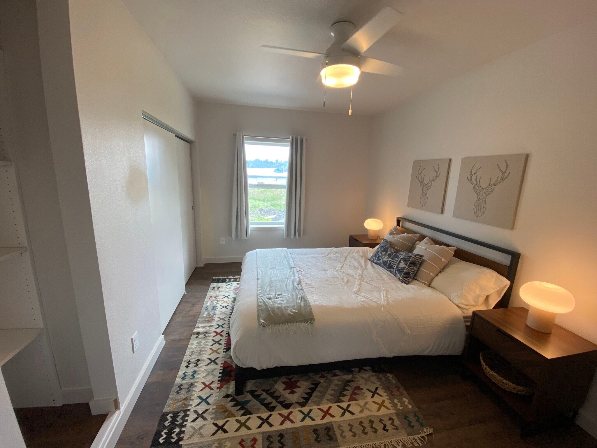 Example of how a queen bed fits in the bedroom. Unit is rented unfurnished. - 575 Greenwood Ave