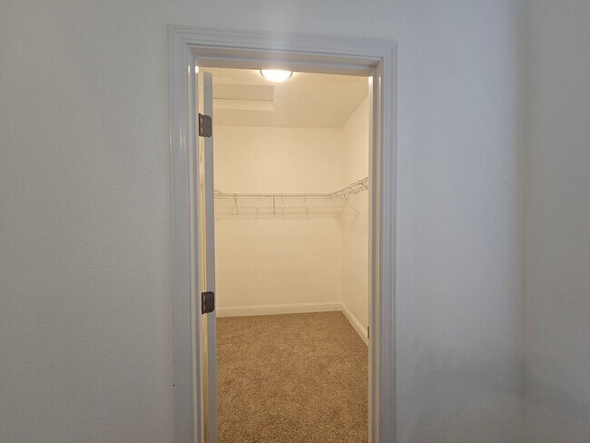 Building Photo - 4 Bedroom 2 Bath