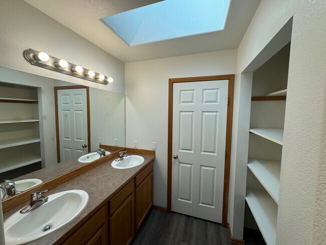 Building Photo - Spacious 4 Bed, 2.5 Bath Home!