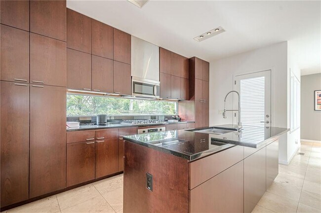 Building Photo - 2269 Briarwood Hills Dr NE