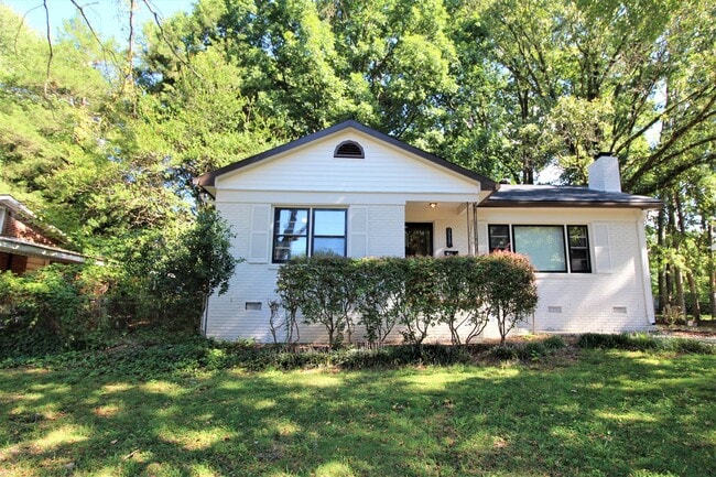 Building Photo - 2 bedroom Ranch with Fenced in Back Yard!!