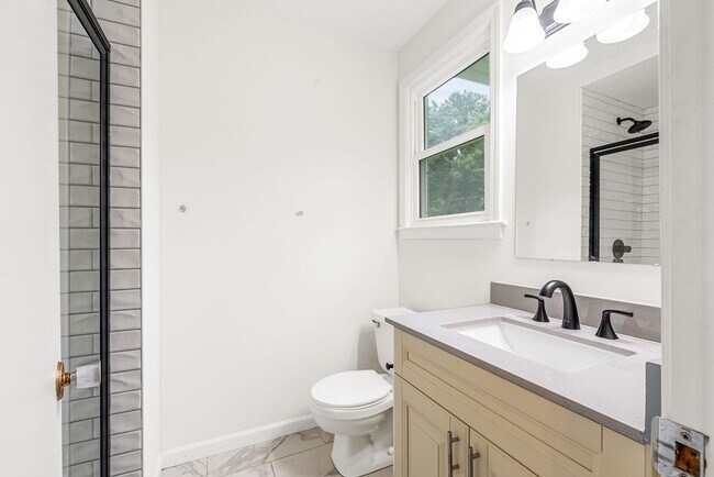 Building Photo - Beautiful Pet Friendly 3 bedroom home for ...