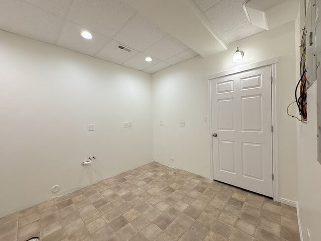 Building Photo - Peppercorn