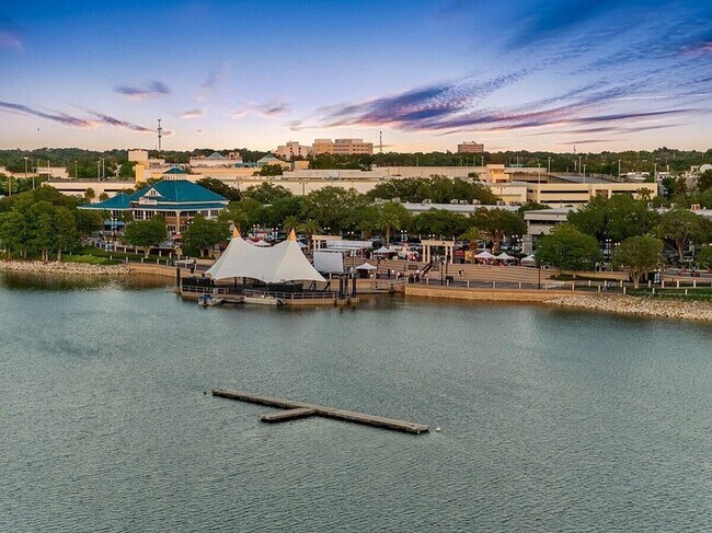 Building Photo - 425 Centerpointe Cir