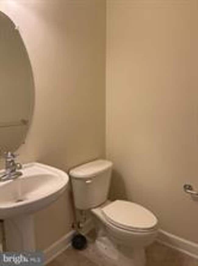 Building Photo - END UNIT TOWNHOUSE WITH 2 CAR GARAGE, 4 BEDROOMS AND 3.5 BATHS..FINISHED REC ROOM