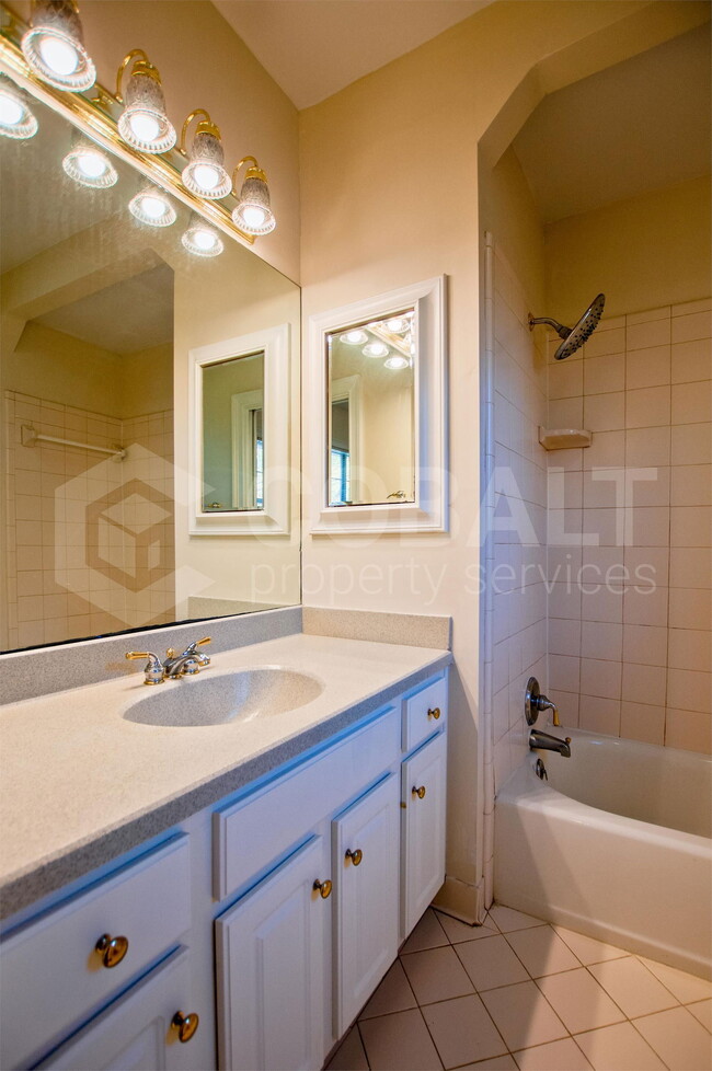 Building Photo - 867 Rosedale Rd NE