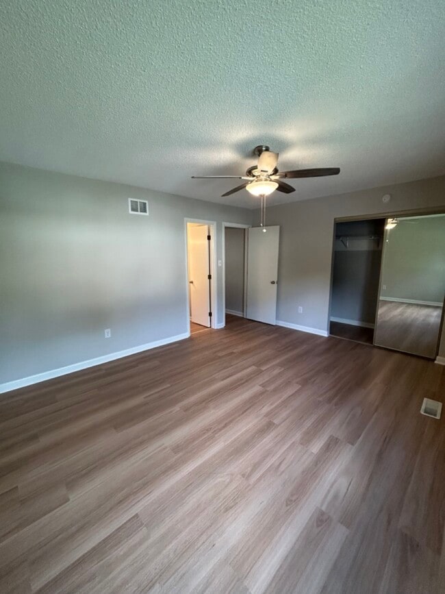Building Photo - 1712 Early Settlers Rd