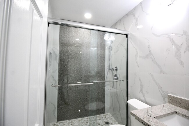 Building Photo - 8867 Sunset Dr