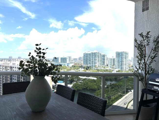 Building Photo - 15901 Collins Ave