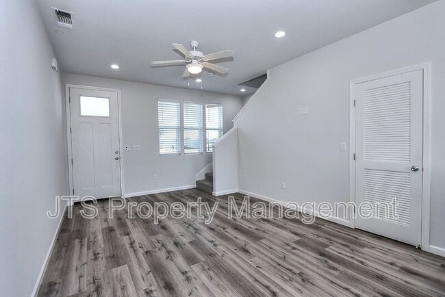 Building Photo - 5 Oak Manor Way