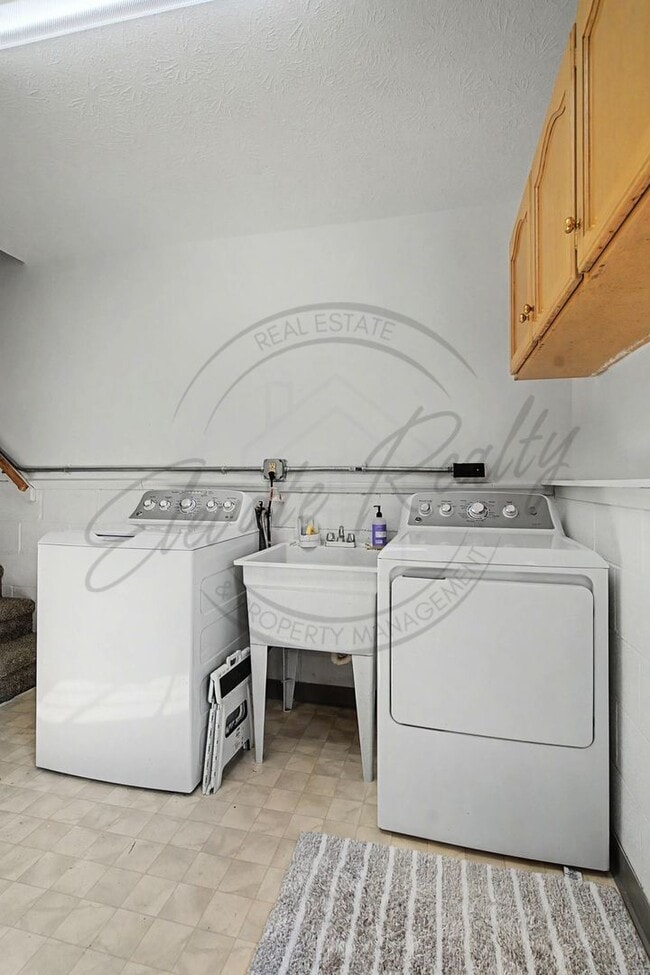 Building Photo - Three Bedroom Brick Home in Hendersonville!