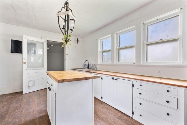 Building Photo - 3 Bedroom Home For Rent