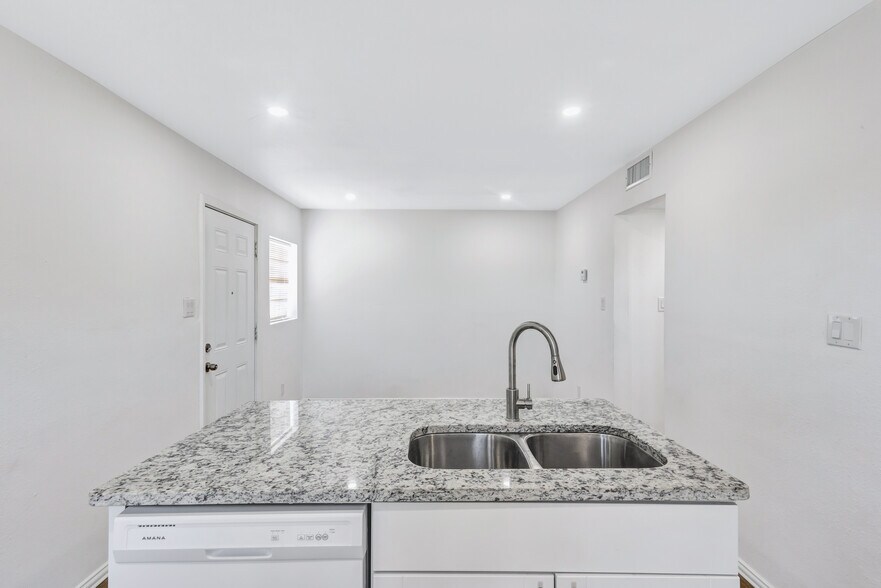 Building Photo - 901 Bessie St