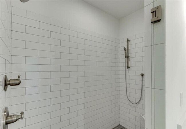 Building Photo - 5603 W Pine St