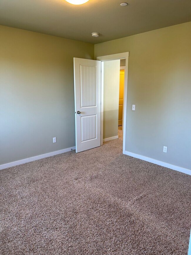 Building Photo - Newer Duvall 5 Bedroom 3 Bath Luxury Home