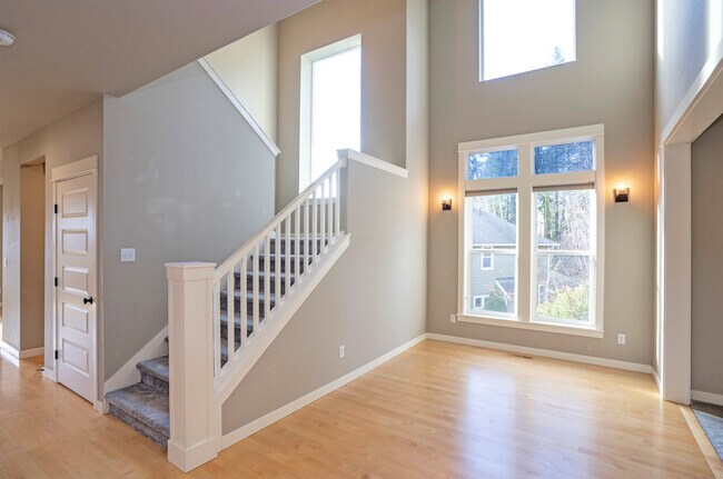 Building Photo - 1749 Skyline Ridge Ln SW