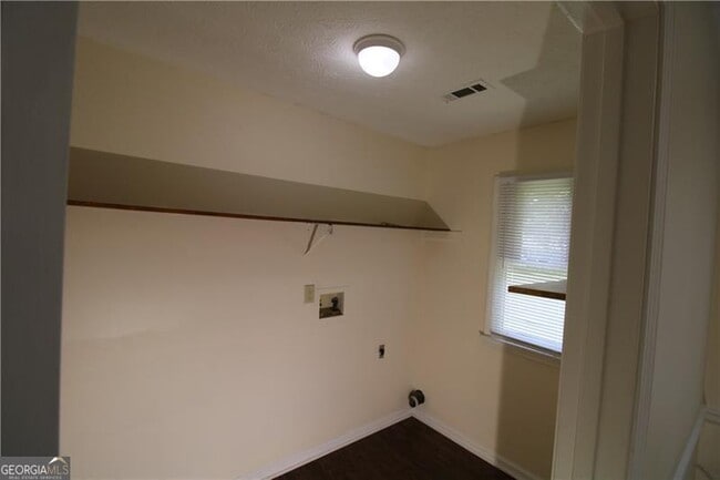 Building Photo - 2320 Ridgedale Dr SW