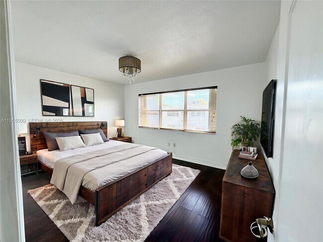 Building Photo - 7801 Hispanola Ave