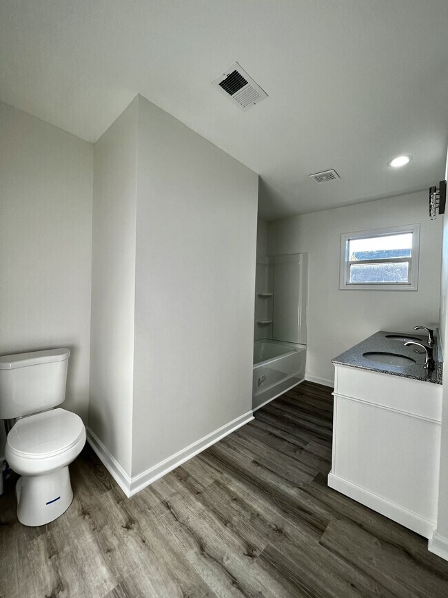 Building Photo - 947 Clark St