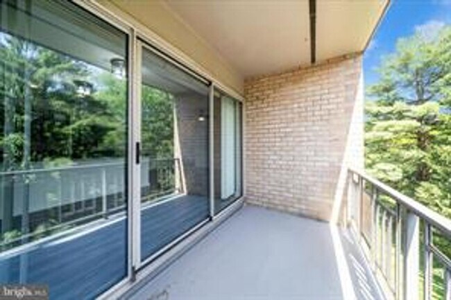 Building Photo - TOP FLOOR CONDO WITH QUIET VIEW