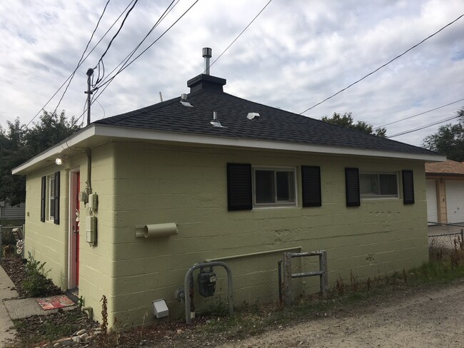 Building Photo - Adorable 1 bedroom house