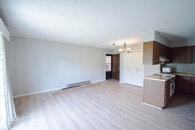 Building Photo - Nicely updated 2br condo in excellent NE location!