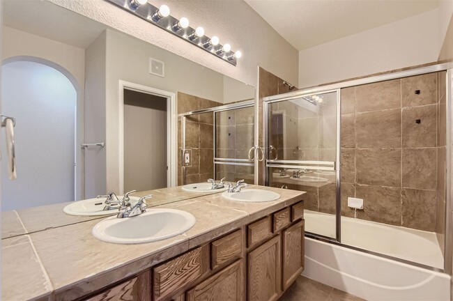 Building Photo - Newly Updated 3 Bedroom, 2 Bath Townhome I...