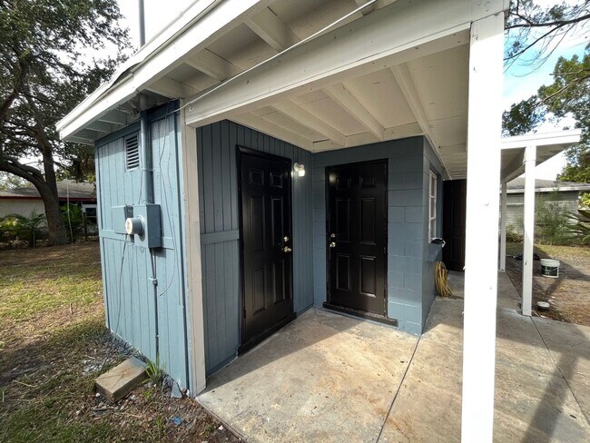 Building Photo - Move In Special - half off first months rent Two bed one bath home