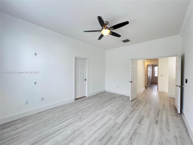 Building Photo - 725 NW 156th Ave