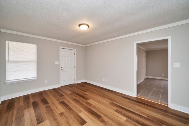 Building Photo - Super Cute & Super Clean 2-Bedroom Home in a Peaceful Bessemer Spot!