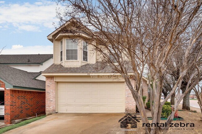 Building Photo - 902 Astaire Ave