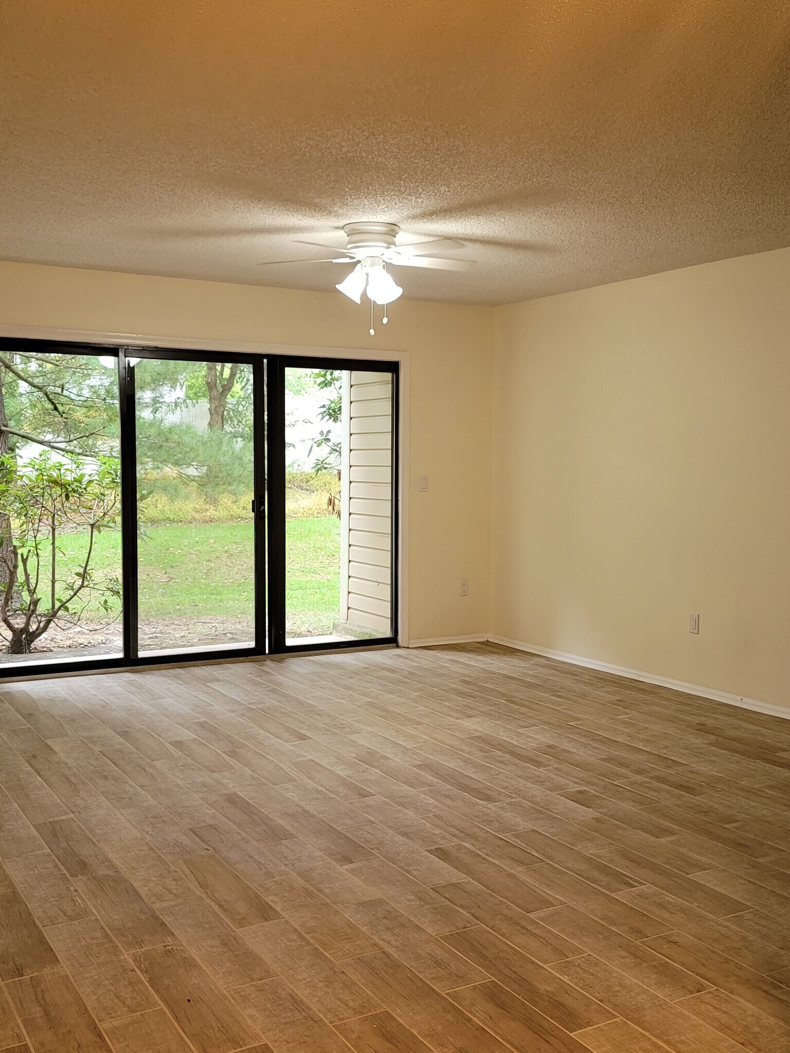 Building Photo - 433 Danbury Ln